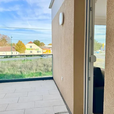 Stylish With Balcony Near Vienna