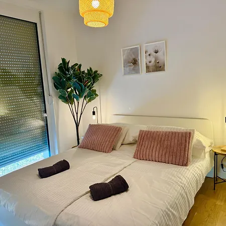 Stylish With Balcony Near Vienna *